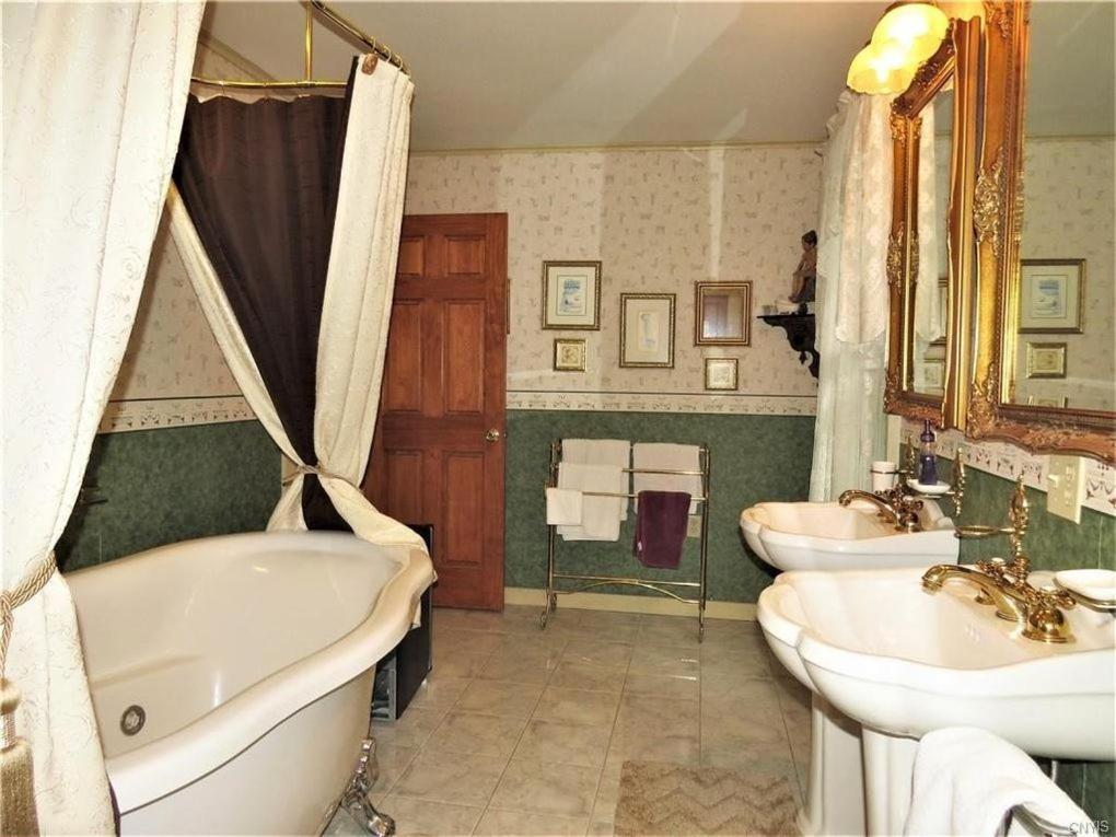 Herkimer Raindrops On Roses Bed & Breakfast المظهر الخارجي الصورة