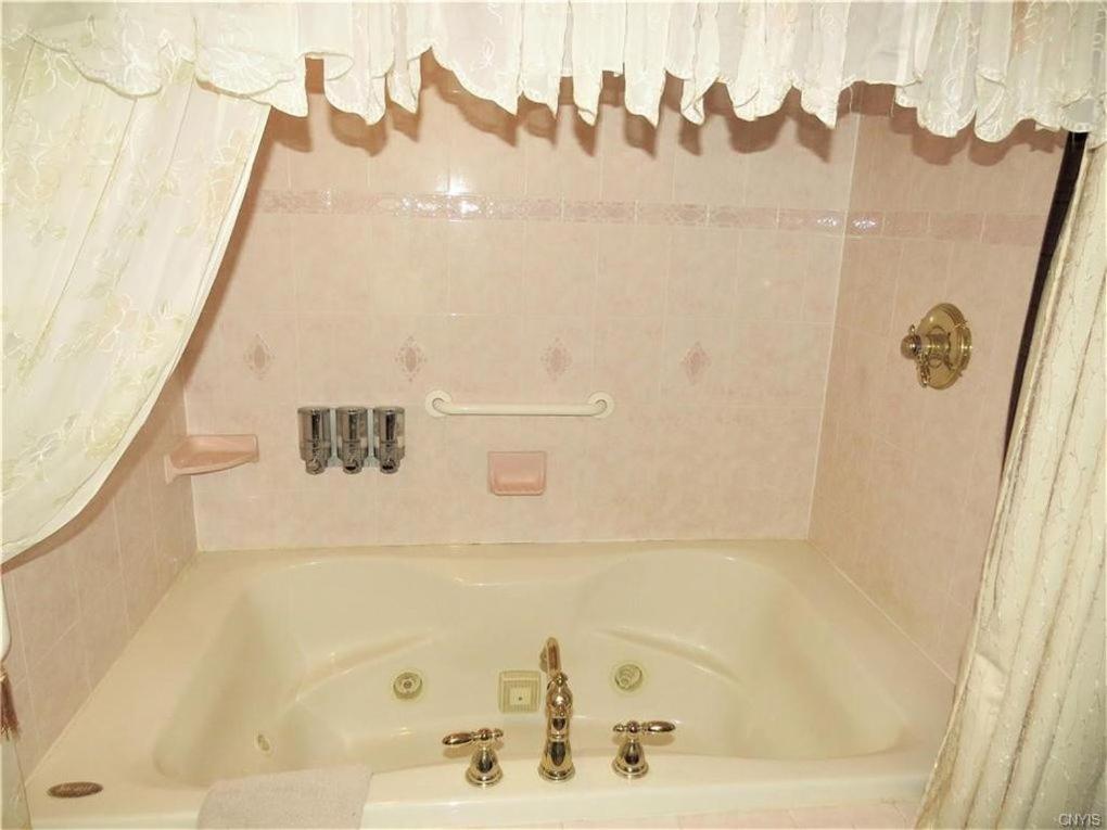 Herkimer Raindrops On Roses Bed & Breakfast المظهر الخارجي الصورة
